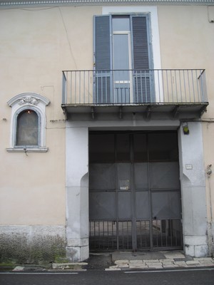 Immobile, sito in CASERTA  - CAP 81100, VIA FERRARECCE 160. Descrizione: P. terra: ingresso, soggiorno, camera, cucina, wc, locale di sgombero, terrazzo e giardino - P. primo: disimpegno, 4 camere e wc + pertinenziale locale di sgombero, giardino e box auto. Mq. 256. N.C.E.U. A2 foglio 52 part. 5511 sub. 4, con box al foglio 52 part. 5511 sub. 10