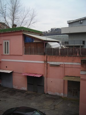 Immobile, sito in CASERTA  - CAP 81100, VIA FERRARECCE 160. Descrizione: P. terra: ingresso, soggiorno, camera, cucina, wc, locale di sgombero, terrazzo e giardino - P. primo: disimpegno, 4 camere e wc + pertinenziale locale di sgombero, giardino e box auto. Mq. 256. N.C.E.U. A2 foglio 52 part. 5511 sub. 4, con box al foglio 52 part. 5511 sub. 10