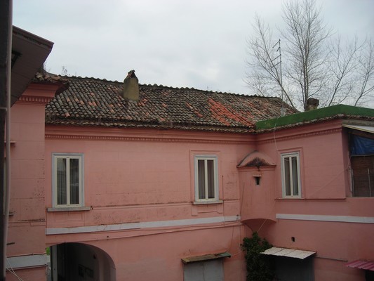 Immobile, sito in CASERTA  - CAP 81100, VIA FERRARECCE 160. Descrizione: P. terra: ingresso, soggiorno, camera, cucina, wc, locale di sgombero, terrazzo e giardino - P. primo: disimpegno, 4 camere e wc + pertinenziale locale di sgombero, giardino e box auto. Mq. 256. N.C.E.U. A2 foglio 52 part. 5511 sub. 4, con box al foglio 52 part. 5511 sub. 10