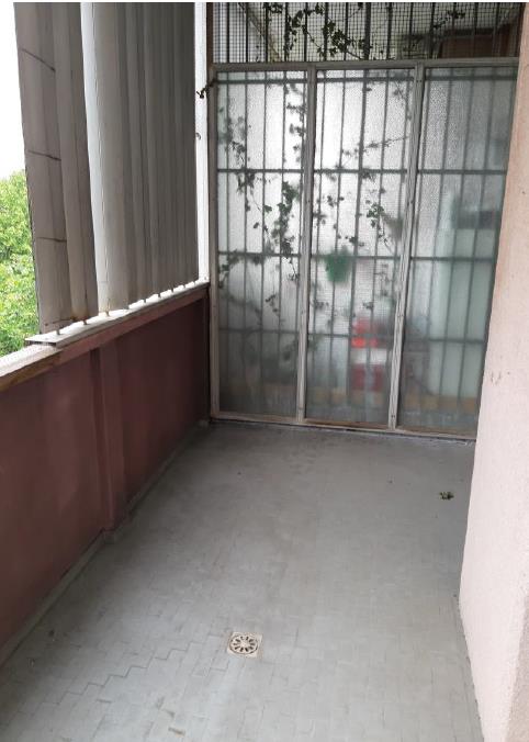appartamento al piano quarto e da una soffitta al piano 9, si compone di 7,5 vani + pertinenziale Posto auto in autorimessa interrata condominiale. Mq. comm. appartamento 132,04 - Mq comm. posto auto coperto 10,00. Libero. PIENA Proprietà. Identificativi catastali: Fg 85 (ex B/13) part. 479 (ex 1308) sub 17 cat. A02 rendita 1607,47 Fg 85 (ex B/13) part. 707 (ex 1342) sub 178 cat. C06 rendita 21,85