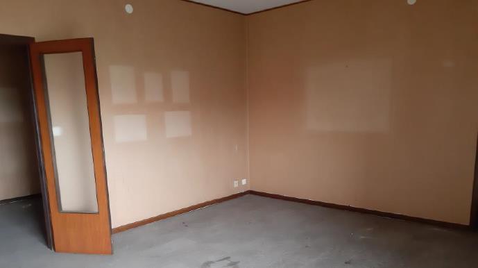 appartamento al piano quarto e da una soffitta al piano 9, si compone di 7,5 vani + pertinenziale Posto auto in autorimessa interrata condominiale. Mq. comm. appartamento 132,04 - Mq comm. posto auto coperto 10,00. Libero. PIENA Proprietà. Identificativi catastali: Fg 85 (ex B/13) part. 479 (ex 1308) sub 17 cat. A02 rendita 1607,47 Fg 85 (ex B/13) part. 707 (ex 1342) sub 178 cat. C06 rendita 21,85