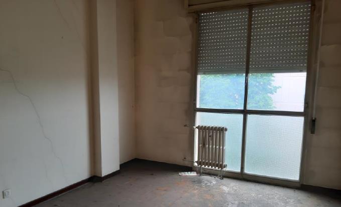 appartamento al piano quarto e da una soffitta al piano 9, si compone di 7,5 vani + pertinenziale Posto auto in autorimessa interrata condominiale. Mq. comm. appartamento 132,04 - Mq comm. posto auto coperto 10,00. Libero. PIENA Proprietà. Identificativi catastali: Fg 85 (ex B/13) part. 479 (ex 1308) sub 17 cat. A02 rendita 1607,47 Fg 85 (ex B/13) part. 707 (ex 1342) sub 178 cat. C06 rendita 21,85