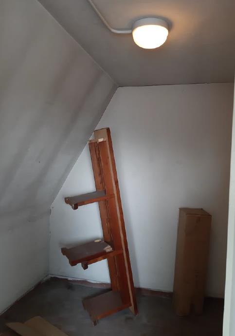 appartamento al piano quarto e da una soffitta al piano 9, si compone di 7,5 vani + pertinenziale Posto auto in autorimessa interrata condominiale. Mq. comm. appartamento 132,04 - Mq comm. posto auto coperto 10,00. Libero. PIENA Proprietà. Identificativi catastali: Fg 85 (ex B/13) part. 479 (ex 1308) sub 17 cat. A02 rendita 1607,47 Fg 85 (ex B/13) part. 707 (ex 1342) sub 178 cat. C06 rendita 21,85