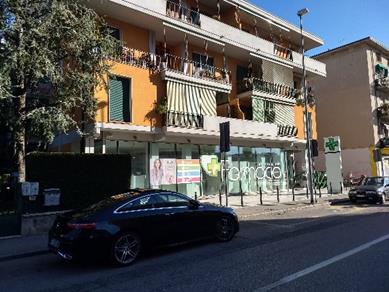 unità commerciale situata al piano terra uso negozio (Farmacia) e scantinato con scala interna comunicante - stato di conservazione generale buono e al piano interrato, considerato l'ambiente destinato principalmente al deposito materiale, i locali sono in ottima condizione. Mq. comm. 298,00. Contratto di locazione uso commerciale ex artt. 27 e ss., legge 392/1978, con durata anni 6, decorrenza dal 01/12/2010 al 30/11/2016, rinnovato tacitamente, canone mensile aggiornato ISTAT al 01/12/2019 € 2781,80 oltre oneri condominiali. PIENA Proprietà. Identificativi catastali: Fg 296 part. 153 (ex 1333) sub 1 cat. C01 rendita 2847,23