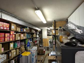 unità commerciale situata al piano terra uso negozio (Farmacia) e scantinato con scala interna comunicante - stato di conservazione generale buono e al piano interrato, considerato l'ambiente destinato principalmente al deposito materiale, i locali sono in ottima condizione. Mq. comm. 298,00. Contratto di locazione uso commerciale ex artt. 27 e ss., legge 392/1978, con durata anni 6, decorrenza dal 01/12/2010 al 30/11/2016, rinnovato tacitamente, canone mensile aggiornato ISTAT al 01/12/2019 € 2781,80 oltre oneri condominiali. PIENA Proprietà. Identificativi catastali: Fg 296 part. 153 (ex 1333) sub 1 cat. C01 rendita 2847,23