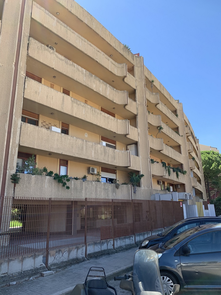 UNITA' IMMOBILIARE RESIDENZIALE + pertinenziale POSTO AUTO COPERTO + CANTINA. Mq. 188. Libero. PROPRIETA'. Identificativi catastali: FOGLIO 2 MAPP. 3250 SUB 133 (APPARTAMENTO); FOGLIO 2 MAPP. 3250 SUB. 22 (POSTO AUTO); FOGLIO 2 MAPP. 3250 SUB. 75 (CANTINA)