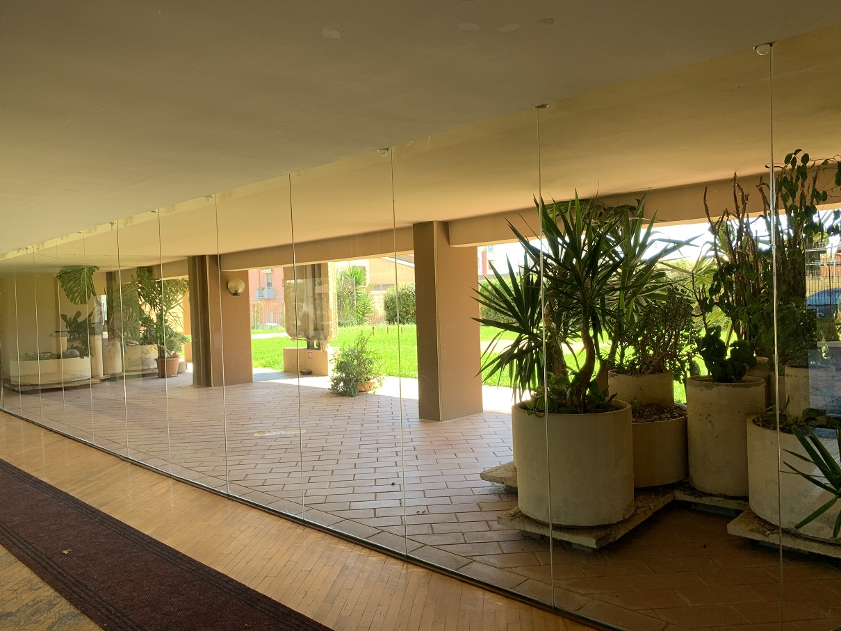 UNITA' IMMOBILIARE RESIDENZIALE + pertinenziale POSTO AUTO COPERTO + CANTINA. Mq. 188. Libero. PROPRIETA'. Identificativi catastali: FOGLIO 2 MAPP. 3250 SUB 133 (APPARTAMENTO); FOGLIO 2 MAPP. 3250 SUB. 22 (POSTO AUTO); FOGLIO 2 MAPP. 3250 SUB. 75 (CANTINA)