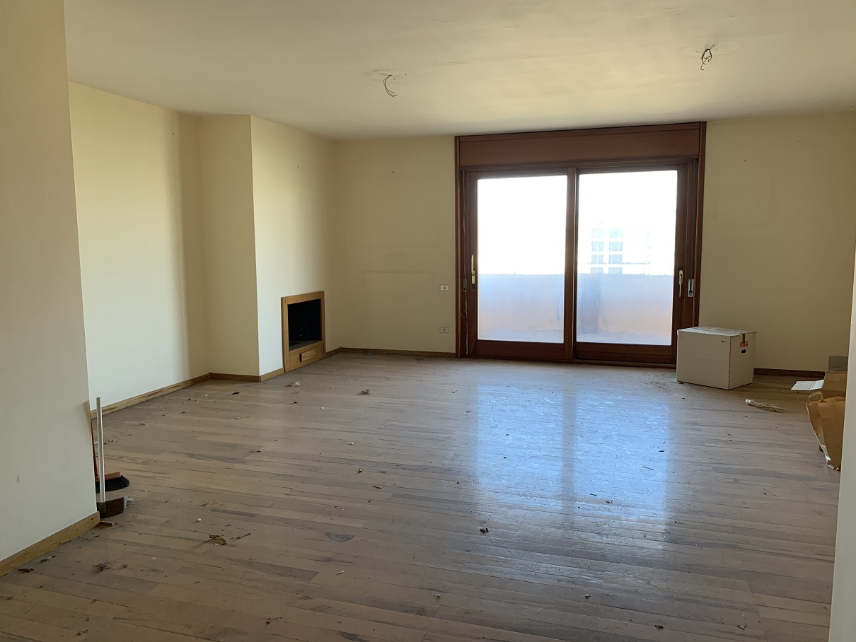 UNITA' IMMOBILIARE RESIDENZIALE + pertinenziale POSTO AUTO COPERTO + CANTINA. Mq. 188. Libero. PROPRIETA'. Identificativi catastali: FOGLIO 2 MAPP. 3250 SUB 133 (APPARTAMENTO); FOGLIO 2 MAPP. 3250 SUB. 22 (POSTO AUTO); FOGLIO 2 MAPP. 3250 SUB. 75 (CANTINA)