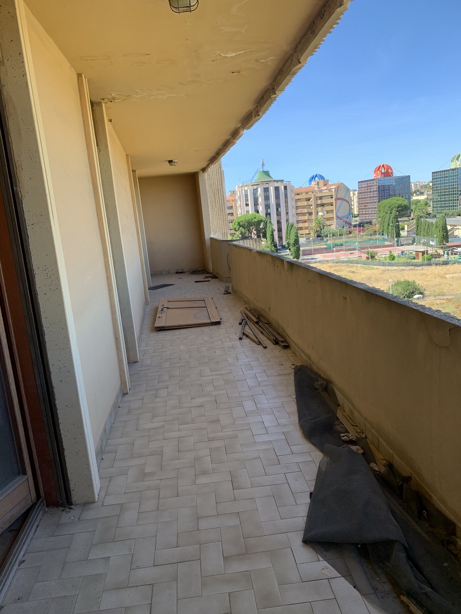 UNITA' IMMOBILIARE RESIDENZIALE + pertinenziale POSTO AUTO COPERTO + CANTINA. Mq. 188. Libero. PROPRIETA'. Identificativi catastali: FOGLIO 2 MAPP. 3250 SUB 133 (APPARTAMENTO); FOGLIO 2 MAPP. 3250 SUB. 22 (POSTO AUTO); FOGLIO 2 MAPP. 3250 SUB. 75 (CANTINA)
