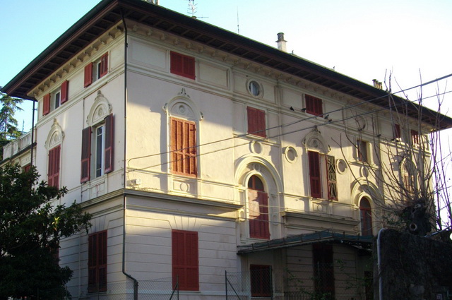 Comprensorio alloggiativo formato da: un fabbricato principale (Villa) costituito da tre piani fuori terra e un piano seminterrato (801 mq.); un fabbricato adiacente (Depandance) su due livelli costituito da due u.i.u con destinazione residenziale, una per piano con accessi indipendenti (305 mq.); 11 locali deposito di cui uno ad uso comune (C2); 3 parcheggi coperti (C6); 4 parcheggi scoperti (C6); 1 box auto (C6 - 24 mq.); giardino (circa 3285 mq.). Nel complesso: piano seminterrato, 3 livelli principali (piano rialzato, primo e secondo), torrino panoramico (piano terzo e sottotetto).Mq. complessivi 1497 (A0=1106; C2=269; C6=122) IDENTIFICATIVI CATASTALI  N.C.E.U. Foglio 70, part. 366 - 367 - 368 - 369.