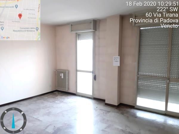 appartamento di vani 6 con soffitta + posto auto coperto in autorimessa interrata condominiale; mq comm. appartamento 114,37 - mq comm. posto auto coperto 15,62; piena proprietà lotto libero al primo turno d'asta. Identificativi catastali NCEU Padova Fg 85 (ex B/13) part. 707 (ex 1342) sub 18 cat. A02 rendita 1285,98 Fg 85 (ex B/13) part. 707 (ex 1342) sub 109 cat. C06 rendita 33,98.