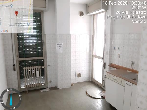 appartamento di vani 6 con soffitta + posto auto coperto in autorimessa interrata condominiale; mq comm. appartamento 114,37 - mq comm. posto auto coperto 15,62; piena proprietà lotto libero al primo turno d'asta. Identificativi catastali NCEU Padova Fg 85 (ex B/13) part. 707 (ex 1342) sub 18 cat. A02 rendita 1285,98 Fg 85 (ex B/13) part. 707 (ex 1342) sub 109 cat. C06 rendita 33,98.