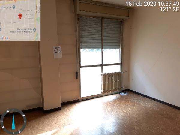 appartamento di vani 6 con soffitta + posto auto coperto in autorimessa interrata condominiale; mq comm. appartamento 114,37 - mq comm. posto auto coperto 15,62; piena proprietà lotto libero al primo turno d'asta. Identificativi catastali NCEU Padova Fg 85 (ex B/13) part. 707 (ex 1342) sub 18 cat. A02 rendita 1285,98 Fg 85 (ex B/13) part. 707 (ex 1342) sub 109 cat. C06 rendita 33,98.