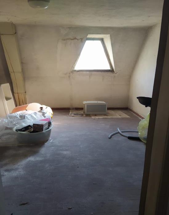 appartamento di vani 6 con soffitta + posto auto coperto in autorimessa interrata condominiale; mq comm. appartamento 114,37 - mq comm. posto auto coperto 15,62; piena proprietà lotto libero al primo turno d'asta. Identificativi catastali NCEU Padova Fg 85 (ex B/13) part. 707 (ex 1342) sub 18 cat. A02 rendita 1285,98 Fg 85 (ex B/13) part. 707 (ex 1342) sub 109 cat. C06 rendita 33,98.