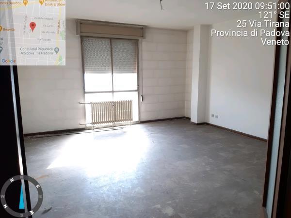appartamento di vani 7 con soffitta + posto auto coperto in autorimessa interrata condominiale di pertinenza; mq comm. appartamento 140,14 - mq comm. posto auto coperto 14,10. Identificativi Catastali: Fg 85 (ex B/13) part. 707 (ex 1342) sub 58 cat. A02 rendita 1500,31. PIENA Proprietà. Lotto Libero al 1 turno d'asta.