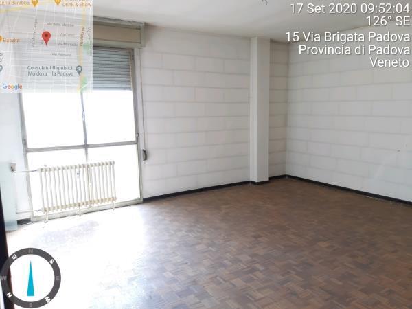 appartamento di vani 7 con soffitta + posto auto coperto in autorimessa interrata condominiale di pertinenza; mq comm. appartamento 140,14 - mq comm. posto auto coperto 14,10. Identificativi Catastali: Fg 85 (ex B/13) part. 707 (ex 1342) sub 58 cat. A02 rendita 1500,31. PIENA Proprietà. Lotto Libero al 1 turno d'asta.