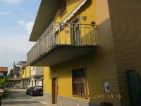 L’unità immobiliare in oggetto è distribuita su due livelli con ingresso indipendente. Il piano terra è composto da un soggiorno, una cucina, un servizio igienico e una scala che conduce al primo piano in cui si trovano tre camere, un servizio igienico e due balconi. Completa la proprietà la presenza di una piccola area scoperta al piano terra + Area scoperta e cantina. Proprietà 1/3 - Foglio 30,  part. graff. 30 e 31, Sub. 701, A/3 - Proprietà 1/3 - Foglio 30, Part. 38 Sub. 2, C/6 - Proprietà 1/3 -  Foglio 30, Part. 38 Sub. 3, C/2 - Proprietà 4/18 - Foglio 30, Part. 37 Sub. 1, C/3 - Proprietà 4/18 - Foglio 30, Part. 37  Sub. 2, A/3. Lotto libero al 1 turno d'asta.