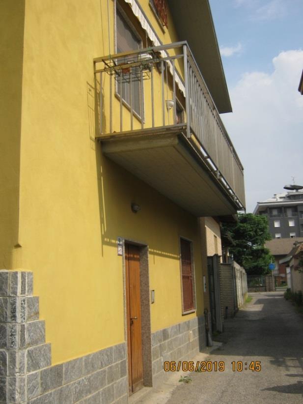 L’unità immobiliare in oggetto è distribuita su due livelli con ingresso indipendente. Il piano terra è composto da un soggiorno, una cucina, un servizio igienico e una scala che conduce al primo piano in cui si trovano tre camere, un servizio igienico e due balconi. Completa la proprietà la presenza di una piccola area scoperta al piano terra + Area scoperta e cantina. Proprietà 1/3 - Foglio 30,  part. graff. 30 e 31, Sub. 701, A/3 - Proprietà 1/3 - Foglio 30, Part. 38 Sub. 2, C/6 - Proprietà 1/3 -  Foglio 30, Part. 38 Sub. 3, C/2 - Proprietà 4/18 - Foglio 30, Part. 37 Sub. 1, C/3 - Proprietà 4/18 - Foglio 30, Part. 37  Sub. 2, A/3. Lotto libero al 1 turno d'asta.