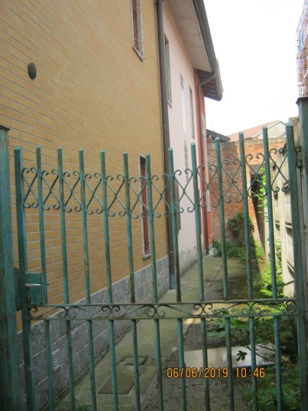 L’unità immobiliare in oggetto è distribuita su due livelli con ingresso indipendente. Il piano terra è composto da un soggiorno, una cucina, un servizio igienico e una scala che conduce al primo piano in cui si trovano tre camere, un servizio igienico e due balconi. Completa la proprietà la presenza di una piccola area scoperta al piano terra + Area scoperta e cantina. Proprietà 1/3 - Foglio 30,  part. graff. 30 e 31, Sub. 701, A/3 - Proprietà 1/3 - Foglio 30, Part. 38 Sub. 2, C/6 - Proprietà 1/3 -  Foglio 30, Part. 38 Sub. 3, C/2 - Proprietà 4/18 - Foglio 30, Part. 37 Sub. 1, C/3 - Proprietà 4/18 - Foglio 30, Part. 37  Sub. 2, A/3. Lotto libero al 1 turno d'asta.