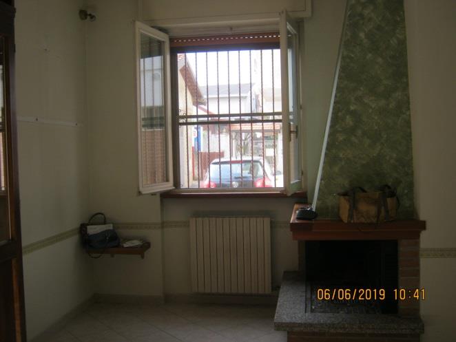 L’unità immobiliare in oggetto è distribuita su due livelli con ingresso indipendente. Il piano terra è composto da un soggiorno, una cucina, un servizio igienico e una scala che conduce al primo piano in cui si trovano tre camere, un servizio igienico e due balconi. Completa la proprietà la presenza di una piccola area scoperta al piano terra + Area scoperta e cantina. Proprietà 1/3 - Foglio 30,  part. graff. 30 e 31, Sub. 701, A/3 - Proprietà 1/3 - Foglio 30, Part. 38 Sub. 2, C/6 - Proprietà 1/3 -  Foglio 30, Part. 38 Sub. 3, C/2 - Proprietà 4/18 - Foglio 30, Part. 37 Sub. 1, C/3 - Proprietà 4/18 - Foglio 30, Part. 37  Sub. 2, A/3. Lotto libero al 1 turno d'asta.