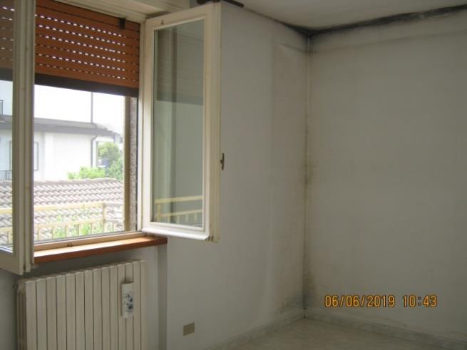 L’unità immobiliare in oggetto è distribuita su due livelli con ingresso indipendente. Il piano terra è composto da un soggiorno, una cucina, un servizio igienico e una scala che conduce al primo piano in cui si trovano tre camere, un servizio igienico e due balconi. Completa la proprietà la presenza di una piccola area scoperta al piano terra + Area scoperta e cantina. Proprietà 1/3 - Foglio 30,  part. graff. 30 e 31, Sub. 701, A/3 - Proprietà 1/3 - Foglio 30, Part. 38 Sub. 2, C/6 - Proprietà 1/3 -  Foglio 30, Part. 38 Sub. 3, C/2 - Proprietà 4/18 - Foglio 30, Part. 37 Sub. 1, C/3 - Proprietà 4/18 - Foglio 30, Part. 37  Sub. 2, A/3. Lotto libero al 1 turno d'asta.