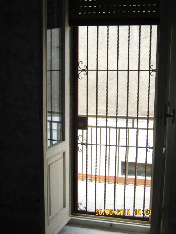 L’unità immobiliare in oggetto è distribuita su due livelli con ingresso indipendente. Il piano terra è composto da un soggiorno, una cucina, un servizio igienico e una scala che conduce al primo piano in cui si trovano tre camere, un servizio igienico e due balconi. Completa la proprietà la presenza di una piccola area scoperta al piano terra + Area scoperta e cantina. Proprietà 1/3 - Foglio 30,  part. graff. 30 e 31, Sub. 701, A/3 - Proprietà 1/3 - Foglio 30, Part. 38 Sub. 2, C/6 - Proprietà 1/3 -  Foglio 30, Part. 38 Sub. 3, C/2 - Proprietà 4/18 - Foglio 30, Part. 37 Sub. 1, C/3 - Proprietà 4/18 - Foglio 30, Part. 37  Sub. 2, A/3. Lotto libero al 1 turno d'asta.