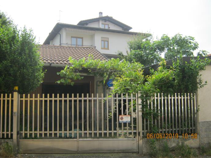 L’unità immobiliare in oggetto è distribuita su due livelli con ingresso indipendente. Il piano terra è composto da un soggiorno, una cucina, un servizio igienico e una scala che conduce al primo piano in cui si trovano tre camere, un servizio igienico e due balconi. Completa la proprietà la presenza di una piccola area scoperta al piano terra + Area scoperta e cantina. Proprietà 1/3 - Foglio 30,  part. graff. 30 e 31, Sub. 701, A/3 - Proprietà 1/3 - Foglio 30, Part. 38 Sub. 2, C/6 - Proprietà 1/3 -  Foglio 30, Part. 38 Sub. 3, C/2 - Proprietà 4/18 - Foglio 30, Part. 37 Sub. 1, C/3 - Proprietà 4/18 - Foglio 30, Part. 37  Sub. 2, A/3. Lotto libero al 1 turno d'asta.