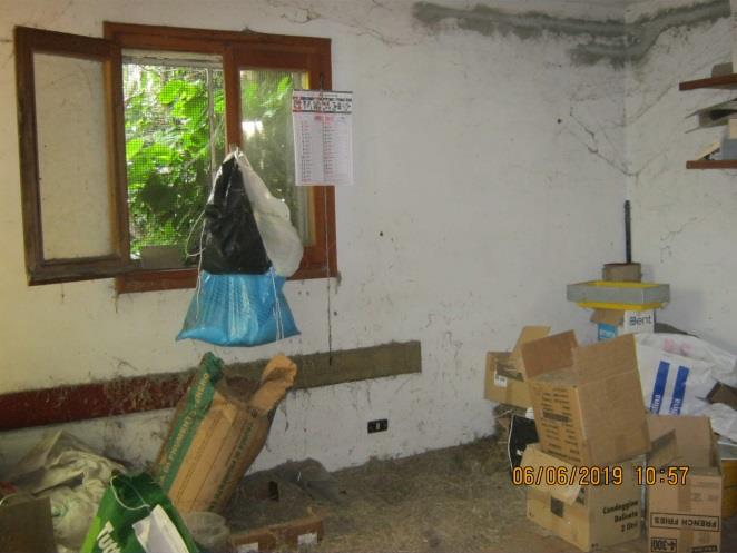 L’unità immobiliare in oggetto è distribuita su due livelli con ingresso indipendente. Il piano terra è composto da un soggiorno, una cucina, un servizio igienico e una scala che conduce al primo piano in cui si trovano tre camere, un servizio igienico e due balconi. Completa la proprietà la presenza di una piccola area scoperta al piano terra + Area scoperta e cantina. Proprietà 1/3 - Foglio 30,  part. graff. 30 e 31, Sub. 701, A/3 - Proprietà 1/3 - Foglio 30, Part. 38 Sub. 2, C/6 - Proprietà 1/3 -  Foglio 30, Part. 38 Sub. 3, C/2 - Proprietà 4/18 - Foglio 30, Part. 37 Sub. 1, C/3 - Proprietà 4/18 - Foglio 30, Part. 37  Sub. 2, A/3. Lotto libero al 1 turno d'asta.