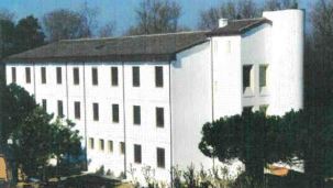 Compendio immobiliare (ex Colonia) con terreni e sovrastanti fabbricati con accesso anche dal litorale Adriatico di Jesolo Lido. Mq 51.716. Piena Proprietà lotto libero al rogito al primo turno d'asta.