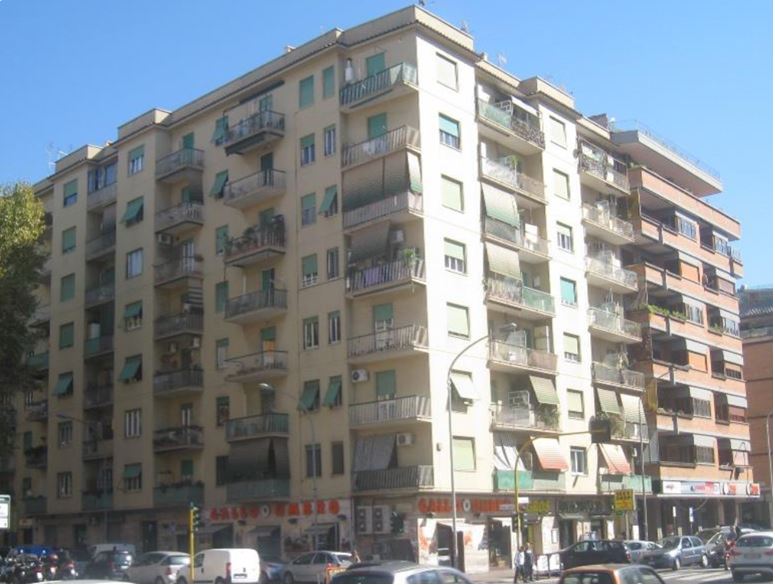 Descrizione: Negozio con vetrina su strada principale costituito da locale principale, locale retrobottega, WC e ripostiglio. Mq. 50. Libero. Piena Proprietà. Identificativi catastali: Foglio 931; Part.164; Sub 4;