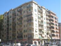 Descrizione: Negozio con vetrina su strada principale costituito da locale principale, locale retrobottega, WC e ripostiglio. Mq. 50. Libero. Piena Proprietà. Identificativi catastali: Foglio 931; Part.164; Sub 4;