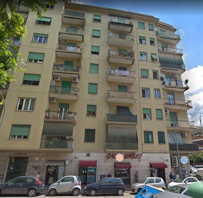 Descrizione: Negozio con vetrina su strada principale costituito da locale principale, locale retrobottega, WC e ripostiglio. Mq. 50. Libero. Piena Proprietà. Identificativi catastali: Foglio 931; Part.164; Sub 4;
