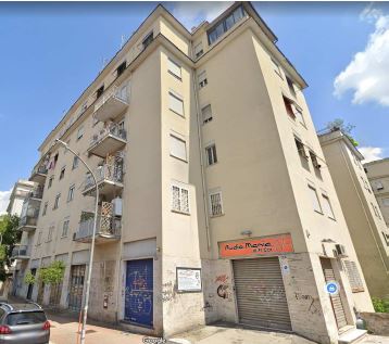 Descrizione: Box auto con altezza 2,60 m, situato al piano terra del corpo di fabbrica in muratura e ca che unisce gli edifici I e II del complesso immobilare di via Montefalco 15, sul lato nord-ovest prospiciente Via Assisi L'unità immobiliare ha accesso diretto dalla corte condominiale (posta ad un livello inferiore rispetto al piano stradale) ed è provvista di serranda avvolgibile in metallo. Mq. 35. Libero. Piena Proprietà. Identificativi catastali: Foglio 931; Part.168; Sub 1;