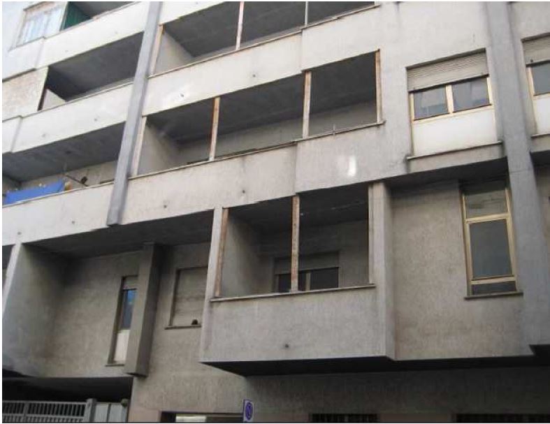 Descrizione: Unità immobiliare catastalmente posta al piano secondo seminterrato composta da un unico ambiente accessibile tramite scala interna da spazio condominiale posto al piano primo seminterrato. Mq. 10. Libero. Piena Proprietà. Identificativi catastali: Foglio 141; Part.55; Sub 18;