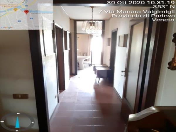 Appartamento di vani 5,5 con cantina al piano terra e box auto in autorimessa interrata condominiale, mq comm. appartamento 90,69 - mq comm. box auto 15,36. Fg 180 (ex C/9) part. 618 (ex 702) sub 1 cat. A02 rendita 1008,38 Fg 180 (ex C/9) part. 618 (ex 702) sub 13 cat. C06 rendita 54,54.