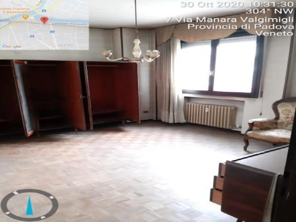 Appartamento di vani 5,5 con cantina al piano terra e box auto in autorimessa interrata condominiale, mq comm. appartamento 90,69 - mq comm. box auto 15,36. Fg 180 (ex C/9) part. 618 (ex 702) sub 1 cat. A02 rendita 1008,38 Fg 180 (ex C/9) part. 618 (ex 702) sub 13 cat. C06 rendita 54,54.