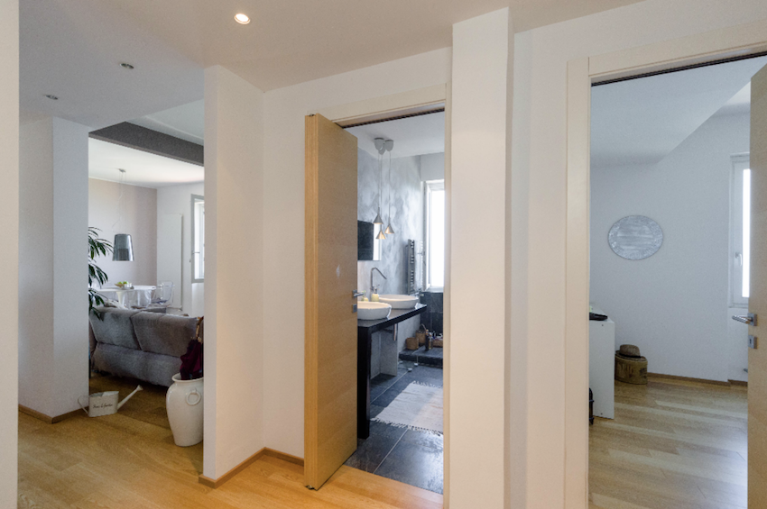 appartamento piano terzo, int. 6, di vani catastali 6 mq. 89, con annesso giardino pertinenziale, riportato al Catasto Fabbricati del Comune di Pieve Ligure: fg. 41, mappale 281, sub. 8, graffato al mappale 432, Via Roma n. 169, piano T-3, categoria A/3, classe 2 R.C. Euro 743,70.Stato di occupazione: l'immobile sarà al momento dell'atto di vendita libero e sgombro da persone e cose. L'immobile è gravato da ipoteca iscritta a Genova il 26 ottobre 2007 R.p.n. 12544 a favore del Monte dei Paschi SpA, a garanzia di un mutuo di originari Euro 200.000,00, con un debito residuo alla data del 30 giugno 2020 pari a euro 144.483,80 che verrà estinto contestualmente all'atto di vendita con conseguente cancellazione dell'ipoteca.Attestato Certificazione Energetica n. 6885 del 23 febbraio 2020.