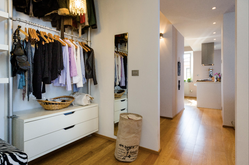 appartamento piano terzo, int. 6, di vani catastali 6 mq. 89, con annesso giardino pertinenziale, riportato al Catasto Fabbricati del Comune di Pieve Ligure: fg. 41, mappale 281, sub. 8, graffato al mappale 432, Via Roma n. 169, piano T-3, categoria A/3, classe 2 R.C. Euro 743,70.Stato di occupazione: l'immobile sarà al momento dell'atto di vendita libero e sgombro da persone e cose. L'immobile è gravato da ipoteca iscritta a Genova il 26 ottobre 2007 R.p.n. 12544 a favore del Monte dei Paschi SpA, a garanzia di un mutuo di originari Euro 200.000,00, con un debito residuo alla data del 30 giugno 2020 pari a euro 144.483,80 che verrà estinto contestualmente all'atto di vendita con conseguente cancellazione dell'ipoteca.Attestato Certificazione Energetica n. 6885 del 23 febbraio 2020.