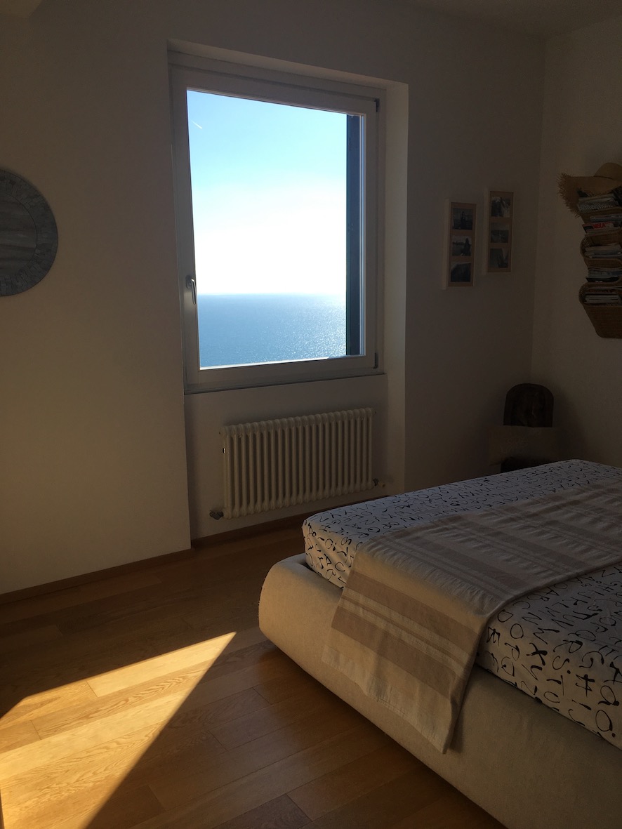 appartamento piano terzo, int. 6, di vani catastali 6 mq. 89, con annesso giardino pertinenziale, riportato al Catasto Fabbricati del Comune di Pieve Ligure: fg. 41, mappale 281, sub. 8, graffato al mappale 432, Via Roma n. 169, piano T-3, categoria A/3, classe 2 R.C. Euro 743,70.Stato di occupazione: l'immobile sarà al momento dell'atto di vendita libero e sgombro da persone e cose. L'immobile è gravato da ipoteca iscritta a Genova il 26 ottobre 2007 R.p.n. 12544 a favore del Monte dei Paschi SpA, a garanzia di un mutuo di originari Euro 200.000,00, con un debito residuo alla data del 30 giugno 2020 pari a euro 144.483,80 che verrà estinto contestualmente all'atto di vendita con conseguente cancellazione dell'ipoteca.Attestato Certificazione Energetica n. 6885 del 23 febbraio 2020.