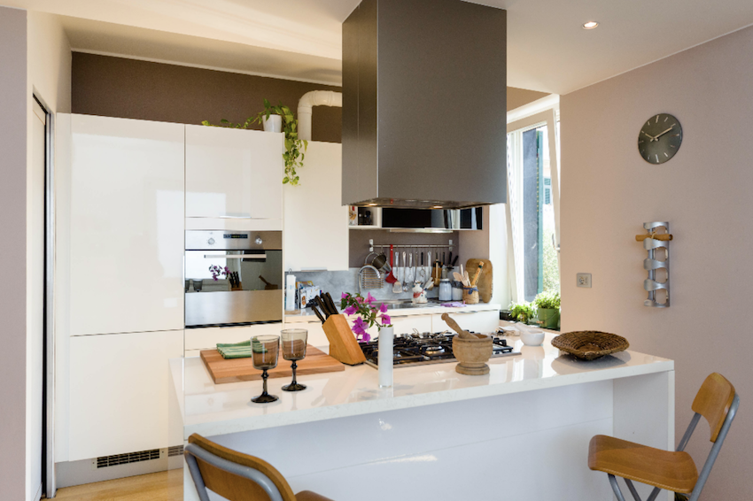 appartamento piano terzo, int. 6, di vani catastali 6 mq. 89, con annesso giardino pertinenziale, riportato al Catasto Fabbricati del Comune di Pieve Ligure: fg. 41, mappale 281, sub. 8, graffato al mappale 432, Via Roma n. 169, piano T-3, categoria A/3, classe 2 R.C. Euro 743,70.Stato di occupazione: l'immobile sarà al momento dell'atto di vendita libero e sgombro da persone e cose. L'immobile è gravato da ipoteca iscritta a Genova il 26 ottobre 2007 R.p.n. 12544 a favore del Monte dei Paschi SpA, a garanzia di un mutuo di originari Euro 200.000,00, con un debito residuo alla data del 30 giugno 2020 pari a euro 144.483,80 che verrà estinto contestualmente all'atto di vendita con conseguente cancellazione dell'ipoteca.Attestato Certificazione Energetica n. 6885 del 23 febbraio 2020.