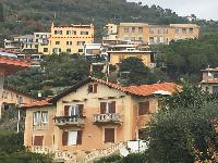 appartamento piano terzo, int. 6, di vani catastali 6 mq. 89, con annesso giardino pertinenziale, riportato al Catasto Fabbricati del Comune di Pieve Ligure: fg. 41, mappale 281, sub. 8, graffato al mappale 432, Via Roma n. 169, piano T-3, categoria A/3, classe 2 R.C. Euro 743,70.Stato di occupazione: l'immobile sarà al momento dell'atto di vendita libero e sgombro da persone e cose. L'immobile è gravato da ipoteca iscritta a Genova il 26 ottobre 2007 R.p.n. 12544 a favore del Monte dei Paschi SpA, a garanzia di un mutuo di originari Euro 200.000,00, con un debito residuo alla data del 30 giugno 2020 pari a euro 144.483,80 che verrà estinto contestualmente all'atto di vendita con conseguente cancellazione dell'ipoteca.Attestato Certificazione Energetica n. 6885 del 23 febbraio 2020.