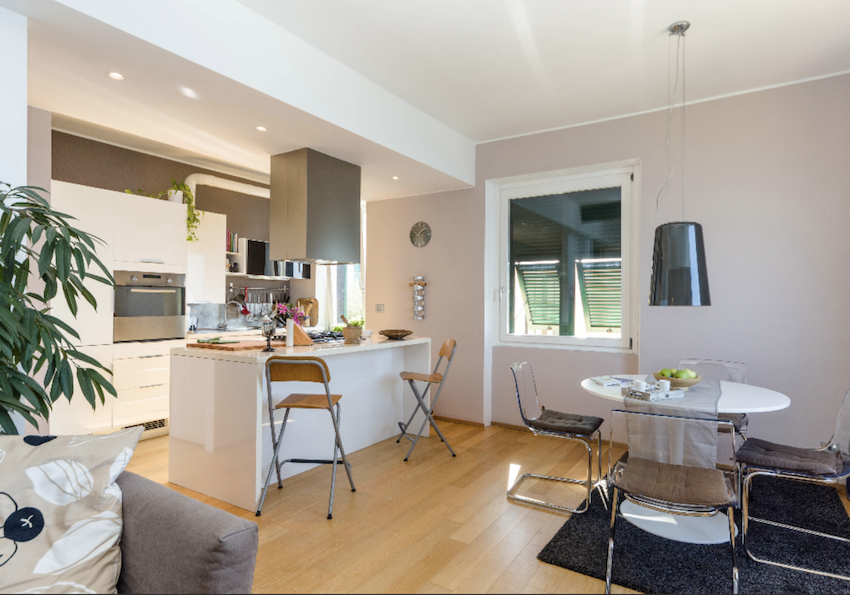 appartamento piano terzo, int. 6, di vani catastali 6 mq. 89, con annesso giardino pertinenziale, riportato al Catasto Fabbricati del Comune di Pieve Ligure: fg. 41, mappale 281, sub. 8, graffato al mappale 432, Via Roma n. 169, piano T-3, categoria A/3, classe 2 R.C. Euro 743,70.Stato di occupazione: l'immobile sarà al momento dell'atto di vendita libero e sgombro da persone e cose. L'immobile è gravato da ipoteca iscritta a Genova il 26 ottobre 2007 R.p.n. 12544 a favore del Monte dei Paschi SpA, a garanzia di un mutuo di originari Euro 200.000,00, con un debito residuo alla data del 30 giugno 2020 pari a euro 144.483,80 che verrà estinto contestualmente all'atto di vendita con conseguente cancellazione dell'ipoteca.Attestato Certificazione Energetica n. 6885 del 23 febbraio 2020.