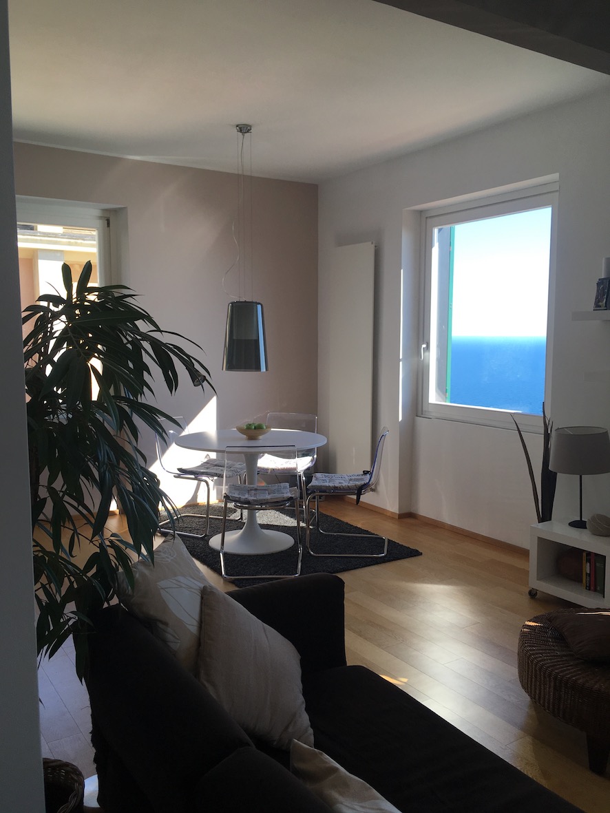 appartamento piano terzo, int. 6, di vani catastali 6 mq. 89, con annesso giardino pertinenziale, riportato al Catasto Fabbricati del Comune di Pieve Ligure: fg. 41, mappale 281, sub. 8, graffato al mappale 432, Via Roma n. 169, piano T-3, categoria A/3, classe 2 R.C. Euro 743,70.Stato di occupazione: l'immobile sarà al momento dell'atto di vendita libero e sgombro da persone e cose. L'immobile è gravato da ipoteca iscritta a Genova il 26 ottobre 2007 R.p.n. 12544 a favore del Monte dei Paschi SpA, a garanzia di un mutuo di originari Euro 200.000,00, con un debito residuo alla data del 30 giugno 2020 pari a euro 144.483,80 che verrà estinto contestualmente all'atto di vendita con conseguente cancellazione dell'ipoteca.Attestato Certificazione Energetica n. 6885 del 23 febbraio 2020.