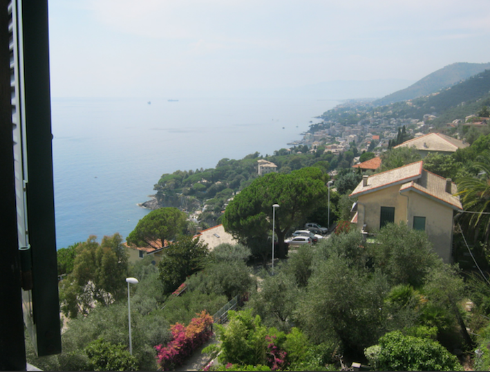 appartamento piano terzo, int. 6, di vani catastali 6 mq. 89, con annesso giardino pertinenziale, riportato al Catasto Fabbricati del Comune di Pieve Ligure: fg. 41, mappale 281, sub. 8, graffato al mappale 432, Via Roma n. 169, piano T-3, categoria A/3, classe 2 R.C. Euro 743,70.Stato di occupazione: l'immobile sarà al momento dell'atto di vendita libero e sgombro da persone e cose. L'immobile è gravato da ipoteca iscritta a Genova il 26 ottobre 2007 R.p.n. 12544 a favore del Monte dei Paschi SpA, a garanzia di un mutuo di originari Euro 200.000,00, con un debito residuo alla data del 30 giugno 2020 pari a euro 144.483,80 che verrà estinto contestualmente all'atto di vendita con conseguente cancellazione dell'ipoteca.Attestato Certificazione Energetica n. 6885 del 23 febbraio 2020.