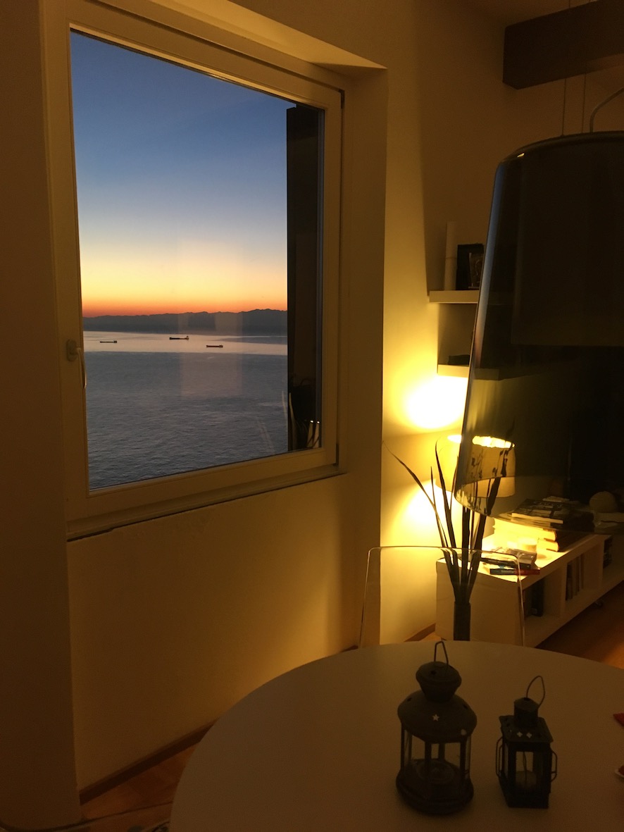 appartamento piano terzo, int. 6, di vani catastali 6 mq. 89, con annesso giardino pertinenziale, riportato al Catasto Fabbricati del Comune di Pieve Ligure: fg. 41, mappale 281, sub. 8, graffato al mappale 432, Via Roma n. 169, piano T-3, categoria A/3, classe 2 R.C. Euro 743,70.Stato di occupazione: l'immobile sarà al momento dell'atto di vendita libero e sgombro da persone e cose. L'immobile è gravato da ipoteca iscritta a Genova il 26 ottobre 2007 R.p.n. 12544 a favore del Monte dei Paschi SpA, a garanzia di un mutuo di originari Euro 200.000,00, con un debito residuo alla data del 30 giugno 2020 pari a euro 144.483,80 che verrà estinto contestualmente all'atto di vendita con conseguente cancellazione dell'ipoteca.Attestato Certificazione Energetica n. 6885 del 23 febbraio 2020.