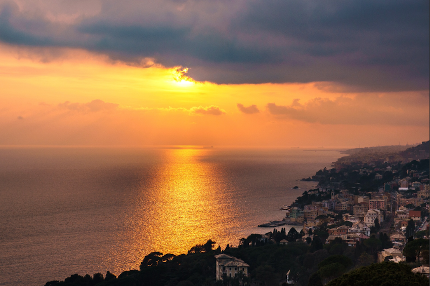 appartamento piano terzo, int. 6, di vani catastali 6 mq. 89, con annesso giardino pertinenziale, riportato al Catasto Fabbricati del Comune di Pieve Ligure: fg. 41, mappale 281, sub. 8, graffato al mappale 432, Via Roma n. 169, piano T-3, categoria A/3, classe 2 R.C. Euro 743,70.Stato di occupazione: l'immobile sarà al momento dell'atto di vendita libero e sgombro da persone e cose. L'immobile è gravato da ipoteca iscritta a Genova il 26 ottobre 2007 R.p.n. 12544 a favore del Monte dei Paschi SpA, a garanzia di un mutuo di originari Euro 200.000,00, con un debito residuo alla data del 30 giugno 2020 pari a euro 144.483,80 che verrà estinto contestualmente all'atto di vendita con conseguente cancellazione dell'ipoteca.Attestato Certificazione Energetica n. 6885 del 23 febbraio 2020.
