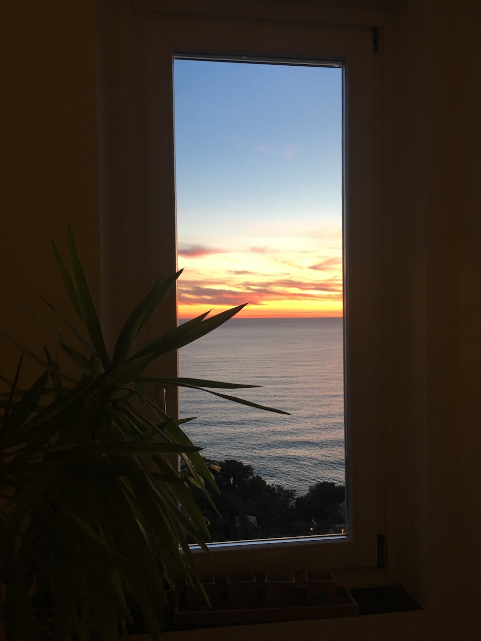 appartamento piano terzo, int. 6, di vani catastali 6 mq. 89, con annesso giardino pertinenziale, riportato al Catasto Fabbricati del Comune di Pieve Ligure: fg. 41, mappale 281, sub. 8, graffato al mappale 432, Via Roma n. 169, piano T-3, categoria A/3, classe 2 R.C. Euro 743,70.Stato di occupazione: l'immobile sarà al momento dell'atto di vendita libero e sgombro da persone e cose. L'immobile è gravato da ipoteca iscritta a Genova il 26 ottobre 2007 R.p.n. 12544 a favore del Monte dei Paschi SpA, a garanzia di un mutuo di originari Euro 200.000,00, con un debito residuo alla data del 30 giugno 2020 pari a euro 144.483,80 che verrà estinto contestualmente all'atto di vendita con conseguente cancellazione dell'ipoteca.Attestato Certificazione Energetica n. 6885 del 23 febbraio 2020.