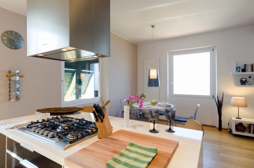 appartamento piano terzo, int. 6, di vani catastali 6 mq. 89, con annesso giardino pertinenziale, riportato al Catasto Fabbricati del Comune di Pieve Ligure: fg. 41, mappale 281, sub. 8, graffato al mappale 432, Via Roma n. 169, piano T-3, categoria A/3, classe 2 R.C. Euro 743,70.Stato di occupazione: l'immobile sarà al momento dell'atto di vendita libero e sgombro da persone e cose. L'immobile è gravato da ipoteca iscritta a Genova il 26 ottobre 2007 R.p.n. 12544 a favore del Monte dei Paschi SpA, a garanzia di un mutuo di originari Euro 200.000,00, con un debito residuo alla data del 30 giugno 2020 pari a euro 144.483,80 che verrà estinto contestualmente all'atto di vendita con conseguente cancellazione dell'ipoteca.Attestato Certificazione Energetica n. 6885 del 23 febbraio 2020.