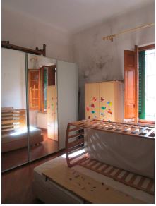 Appartamento ad uso civile abitazione ubicato al piano terreno di una villetta a schiera di due piani, con giardino pertinenziale in proprietà esclusiva con tettoia. L’appartamento ha accesso dalla pubblica via tramite loggia a comune e si compone di ingresso-soggiorno collegato mediante ampia apertura al vano adiacente dando così luogo ad un unico ampio locale, disimpegno con sovrastante soppalco, camera, cucina e bagno.