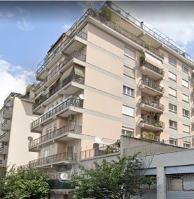 Descrizione: Appartamento posto al piano sesto di 8 vani catastali + pertinenziale n.1 cantina. Mq. 166 mq totale escluse aree scoperte 161 mq. Identificativi catastali: ABITAZIONE Fg.827 p.lla 97 Sub.27; CANTINA Fg.827 p.lla 97 Sub.72